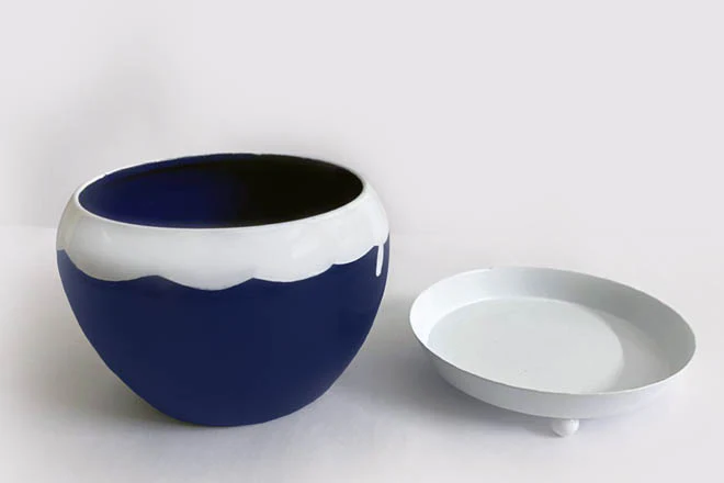 Elegant Metal Planter with a Saucer (without Plant) - Image 4